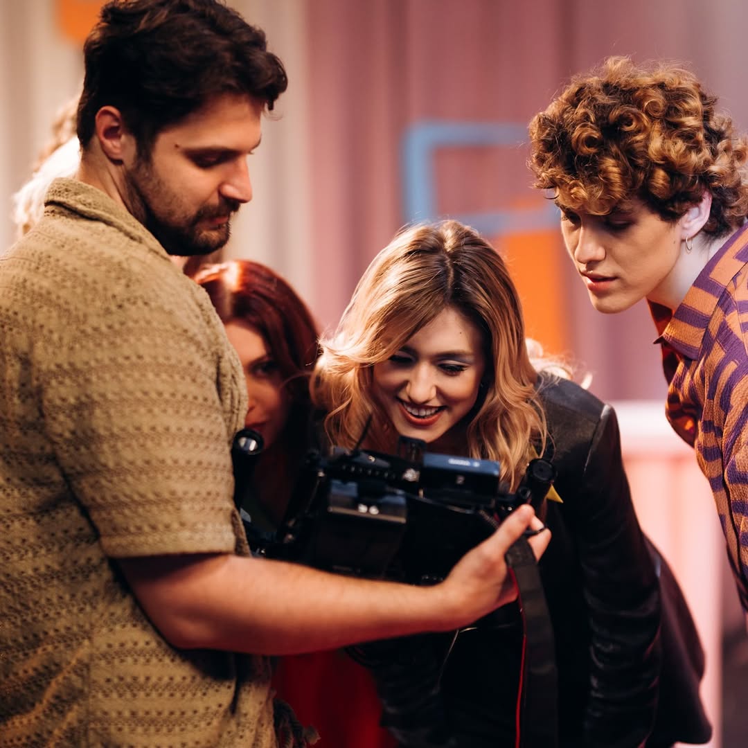 Приклади зйомок у стилі вечірнього шоу в павільйоні