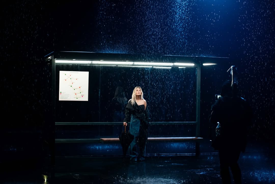 Зйомка зі штучним дощем у павільйоні: автобусна зупинка в STAGE 3 Darkness для кліпу KOLA