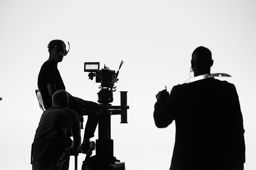 Біла-циклорама-для-зйомок-кліпів-у-Києві-Павільйон-із-циклорамою