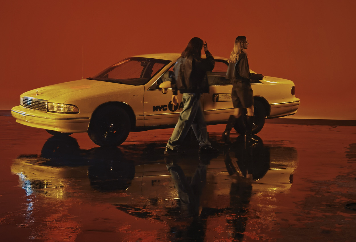 використання-білої-циклорами-як-відбивача-для-зйомок-кліпу-Taxi-зйомок-авто-зйомка-з-автомобілем-в-студії