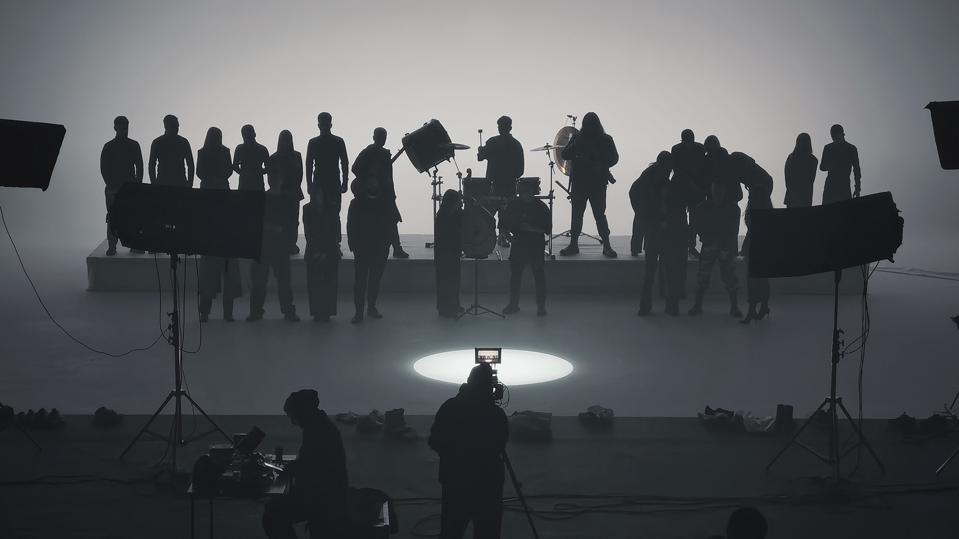 Артем Пивоваров на білій циклорамі SP Studio під час зйомки кліпу