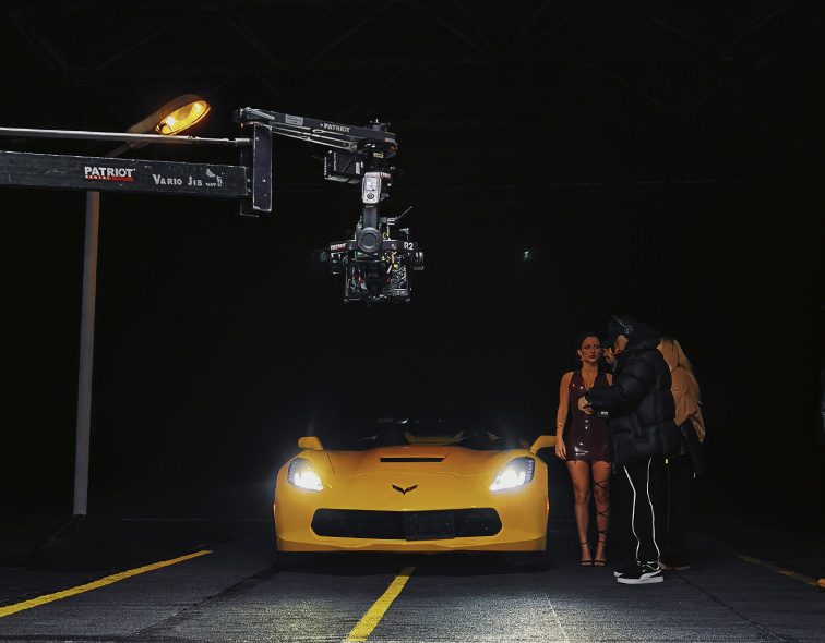 Зйомка нового кліпу для Анни Трінчер, будівництво декорацій дороги в студії, зйомка з автомобілем Chevrolet Corvette в студії, автомобільні зйомки в Києві, кран Patriot