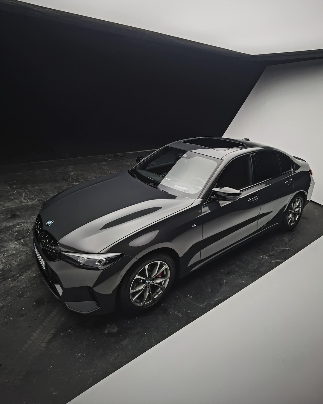 фотостудія-для-автомобілів-BMW-M340i-автомобільна-відео-зйомка-в-Києві-локація-для-зйомка-авто-Київ