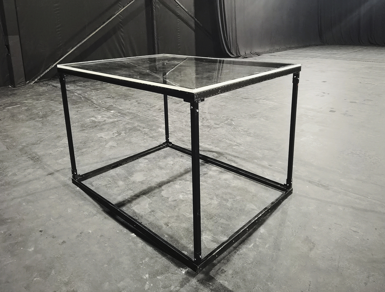 PLEXIGLASS PLATFORM nderGlassBox зйомка крізь скло Київ оренда
