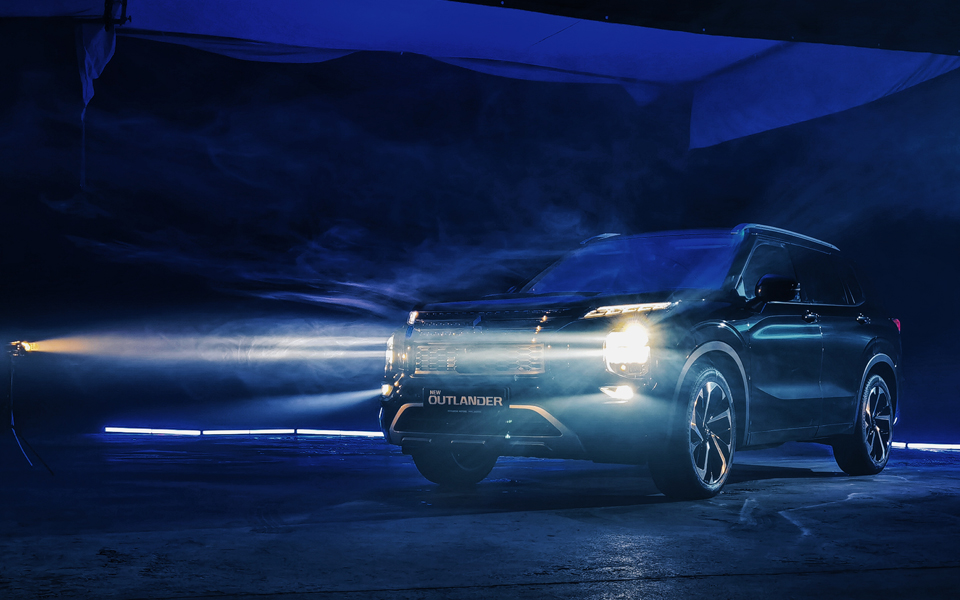Mitsubishi Outlander PHEV 2023 | Чорний павільйон зйомка авто | Чорний павільйон для зйомка автомобілів Київ | Оренда чорного павільйону Київ | Оренда знімального павільйону для авто
