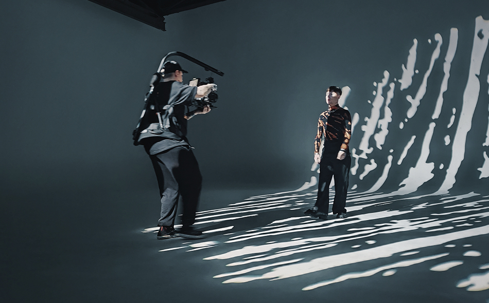 Артем Пивоваров зйомка кліпу на білій циклорамі SP Studio