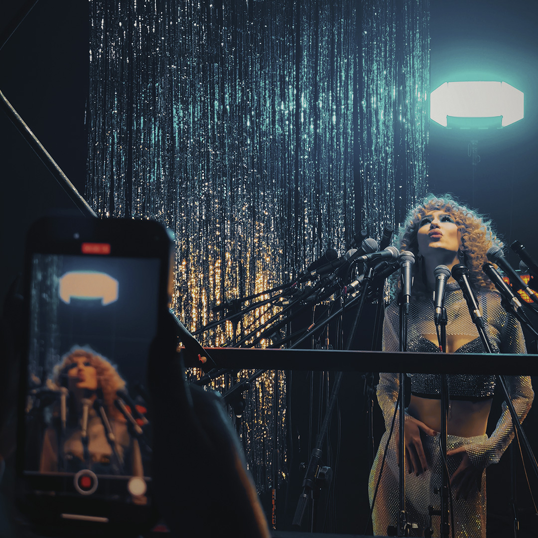 Фінальний кадр кліпу Уляни Шуби: атмосфера STAGE 1 Black