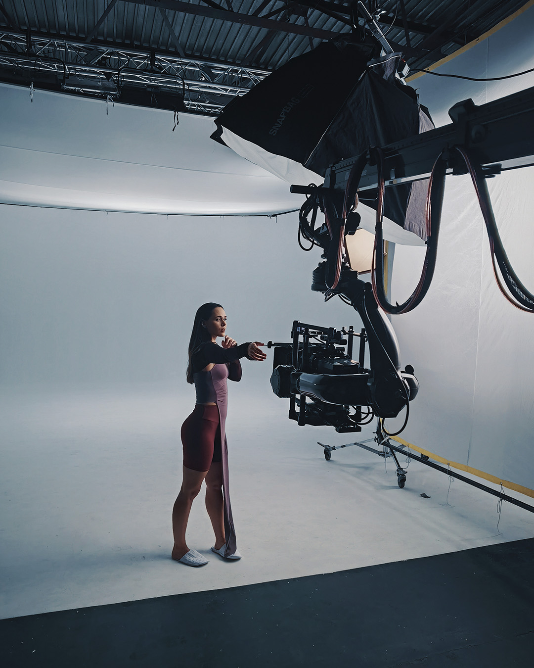 Преміальний знімальний майданчик для топ брендів Києва | Юлія Саніна та біла циклорама Київ | Оренда Київ циклорама біла | Студія з циклорамою | зйомки реклами