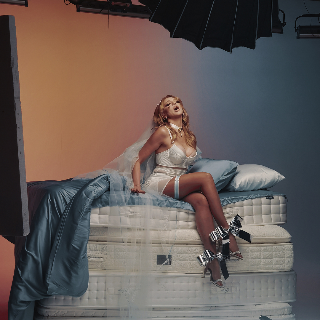 Художник-постановщик SVIRIDOV: сюрреалистичная локация с кроватью на белой циклораме SP Studio