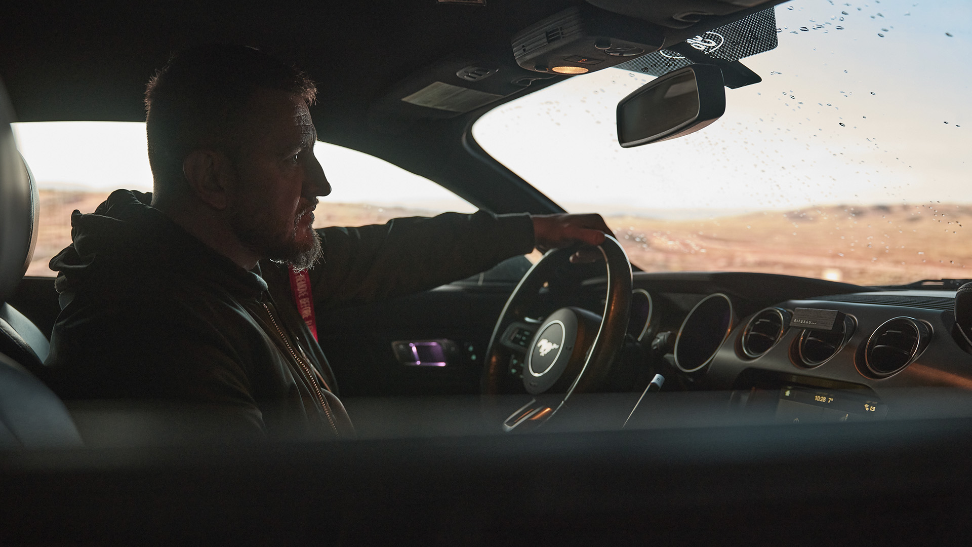 автомобільна зйомка з імітацією руху та дощу за допомогою LED Wall 8x3м | Оренда студії з екраном Київ