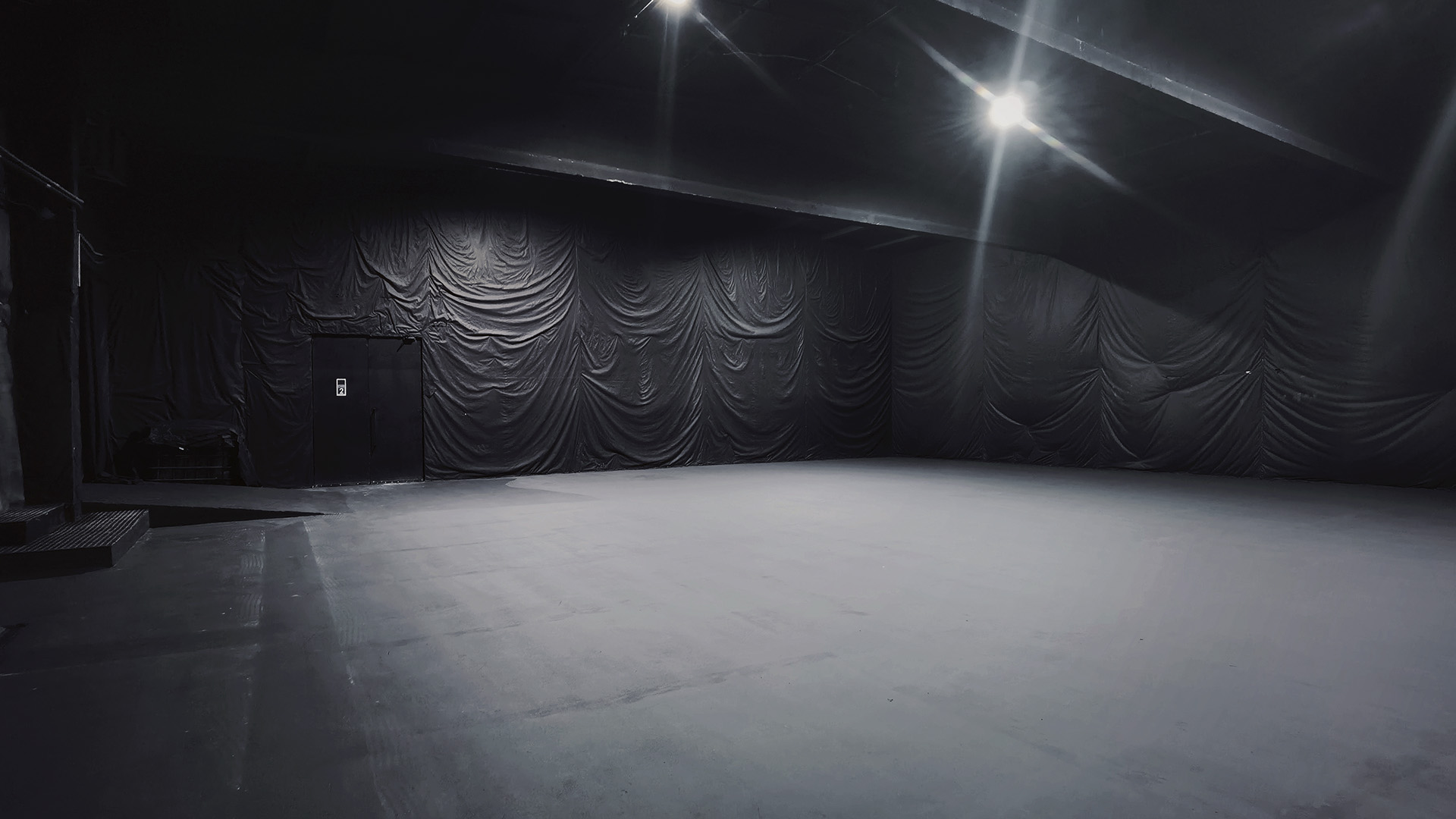 оренда чорного павільйону Київ | павільйон для fashion-зйомок | павільйон для кліпів Київ | павільйон зі штучним дощем | павільйон для автомобільних зйомок | локація для зйомок авто |