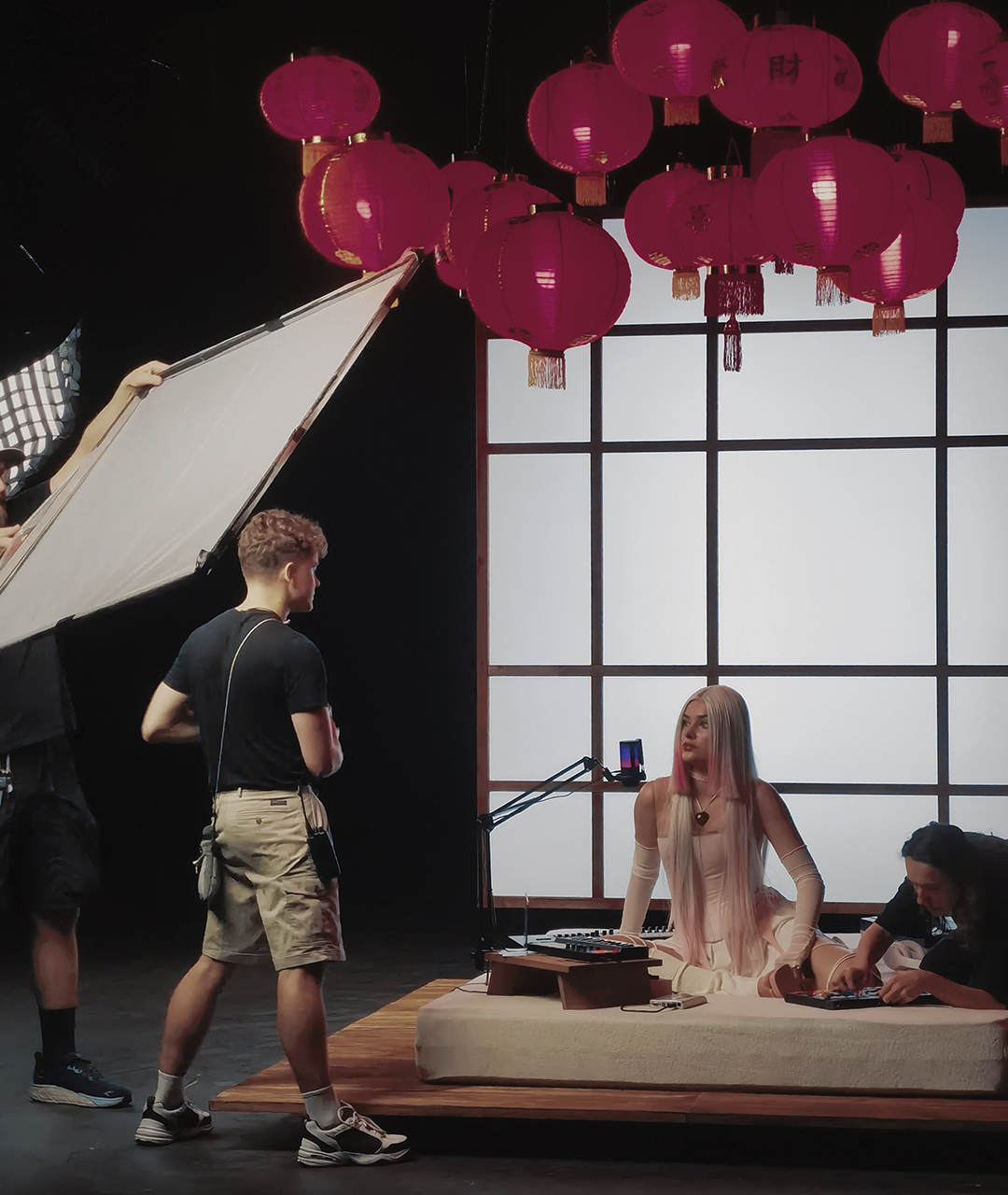 Японський мінімалізм у декораціях кліпу KURASHITAKUNAI