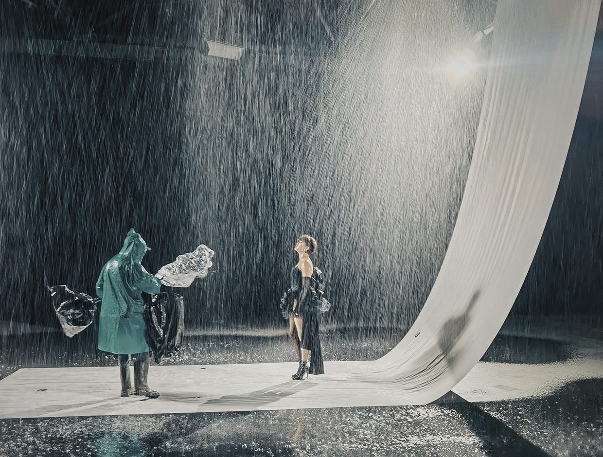 Зйомка кліпу з дощем та водою в студії  | локація для зйомок з водою в Києві оренда | знімальний павільйон київ | Локація для зйомок кліпів Київ