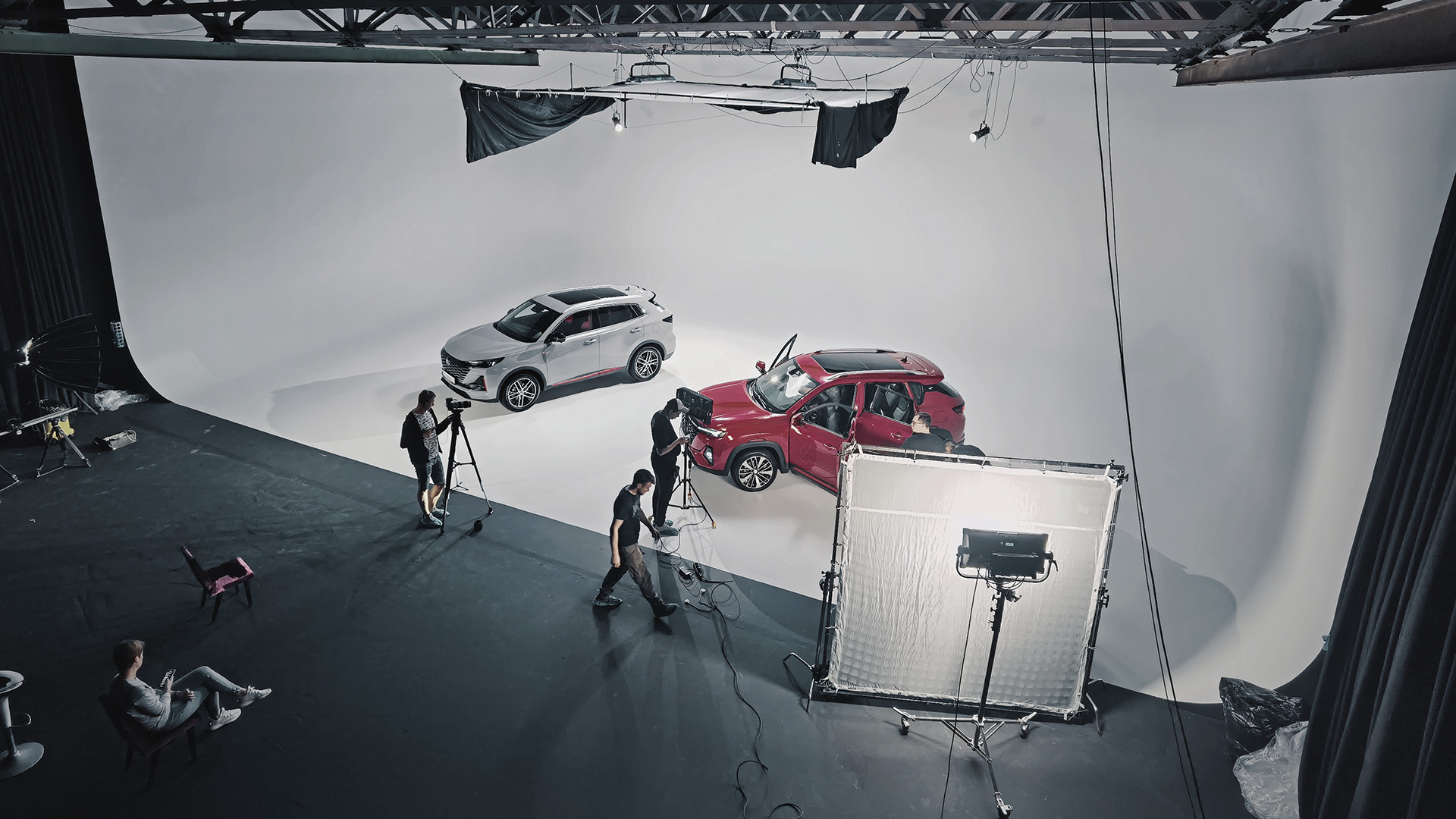 Автомобільна зйомка кросоверів на великій білій циклорамі
