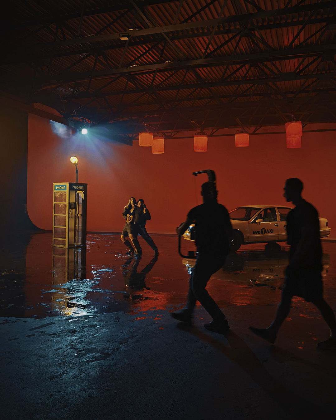 ефект-мокрої-підлоги-для-авто-зйомок-чорний-павільйон-студія-для-зйомок-авто-зйомка-з-водою-біла-циклорама-київ