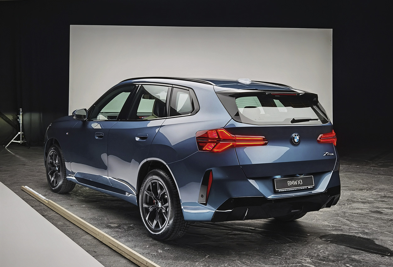 Зйомка-BMW-X3-в-студії-професійне-освітлення-ARRI-SkyPanel-S60-фотозйомка-автомобіля-в-Києві