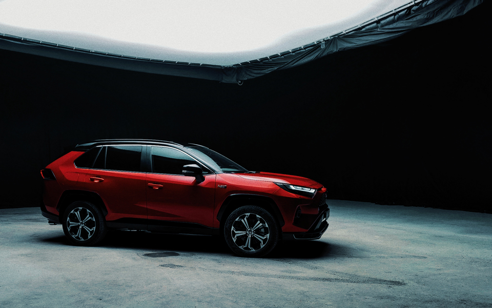 Toyota RAV4 Hybrid | Чорний павільйон Київ | Чорний павільйон оренда Київ | Павільйон для зйомок | Знімальний павільйон Київ оренда | Знімальний павільйон із чорною циклорамою |