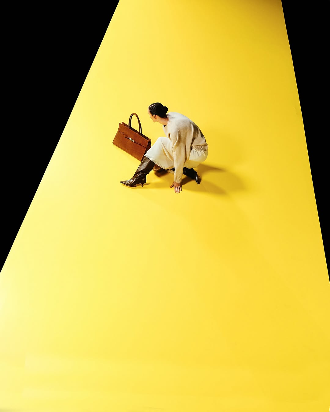 Декорації для фотозйомок в чорному приміщенні для бренду POELLE | чорна студія для фото та відео зйомки в Києві