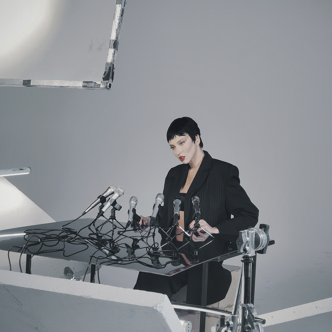 Трансформация белой циклорамы в ТВ-студию: минималистичный дизайн локации для клипа Оли Поляковой