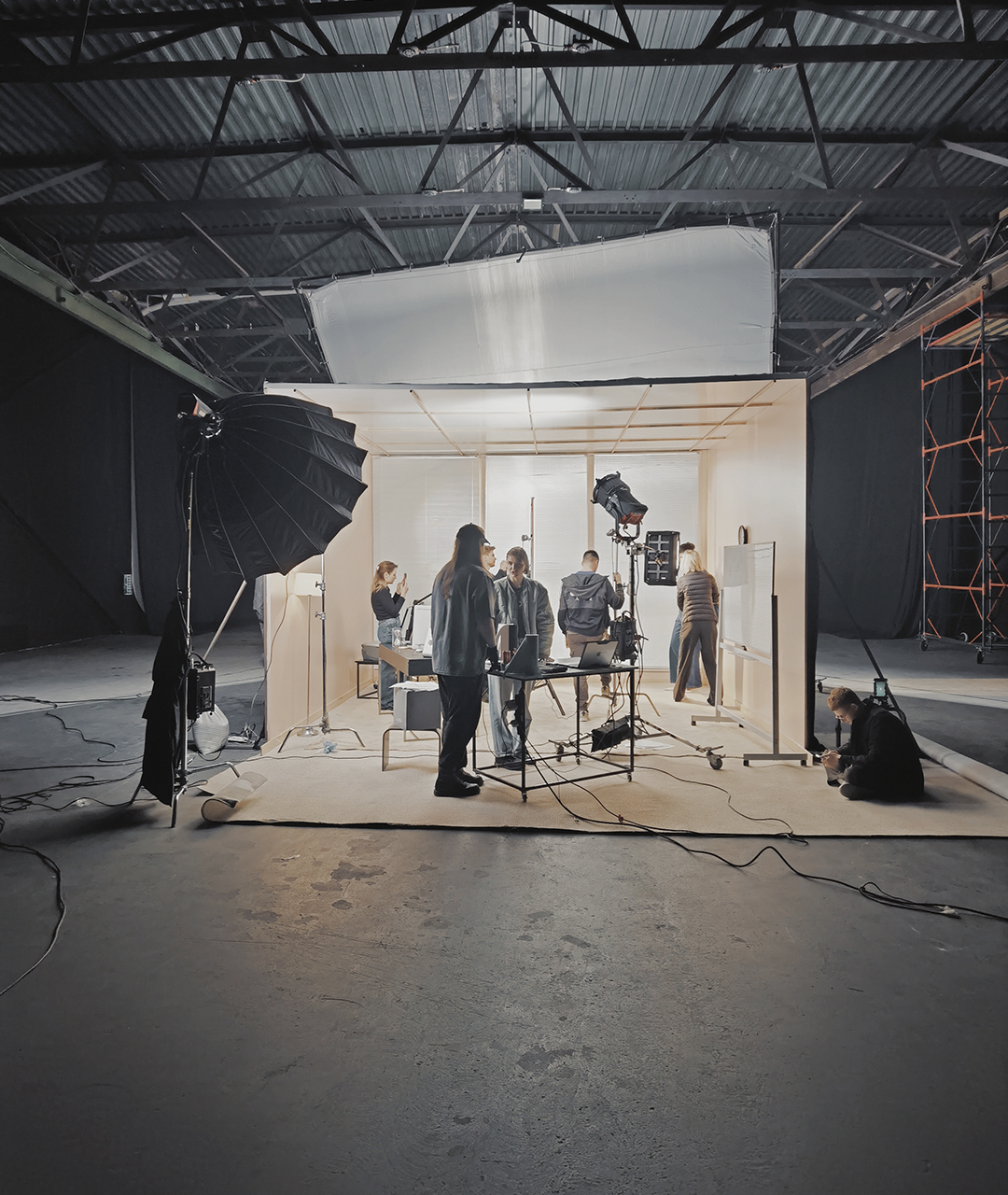 Локація для зйомок кампейнів: великий павільйон з декораціями