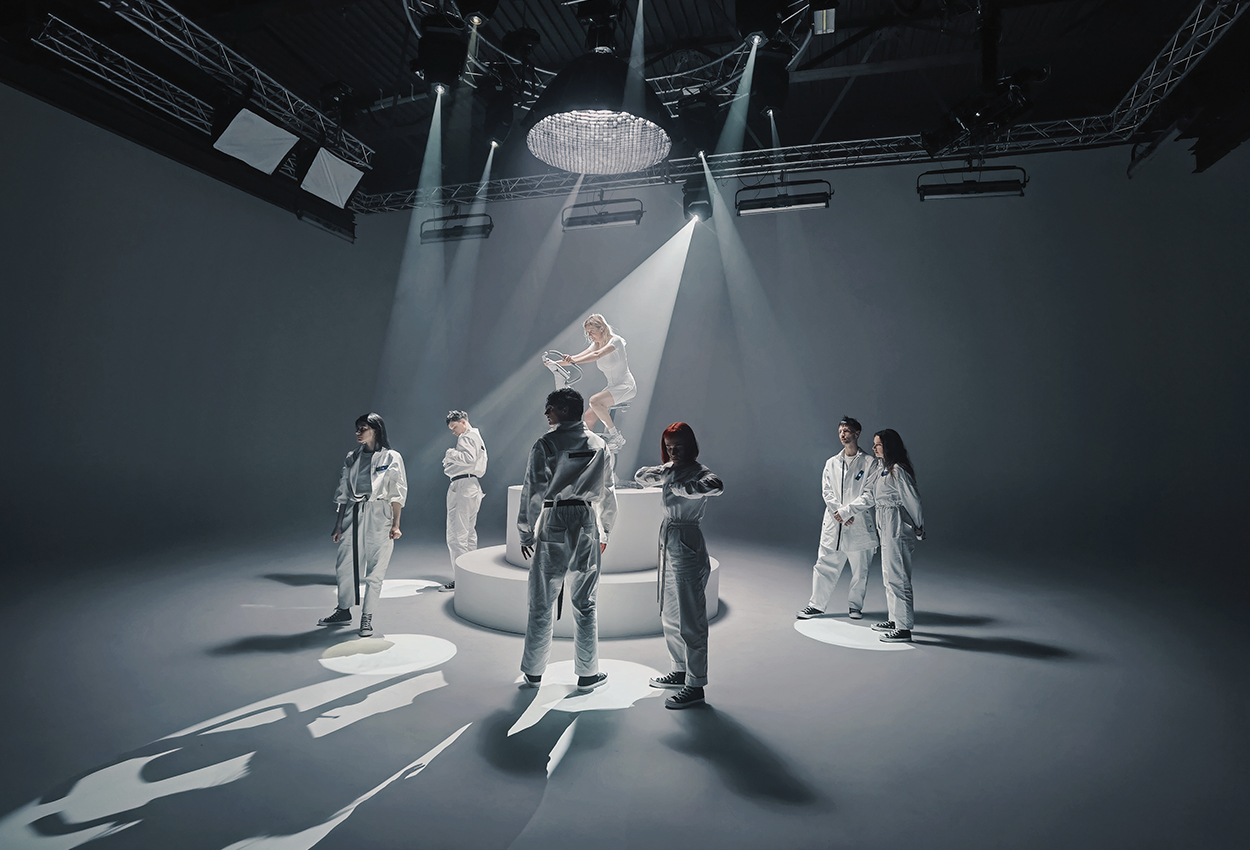 Біла циклорама для музичних відео в Києві: оренда SP Studio