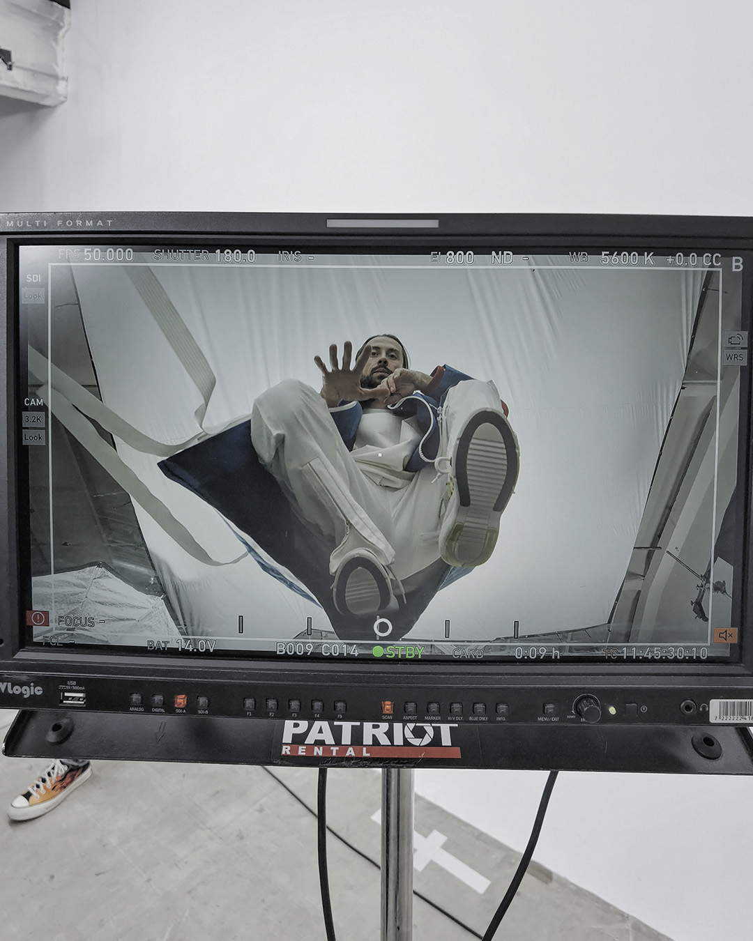 Ракурс POV підлоги для музичних відео в SP Studio - Under-glass POV