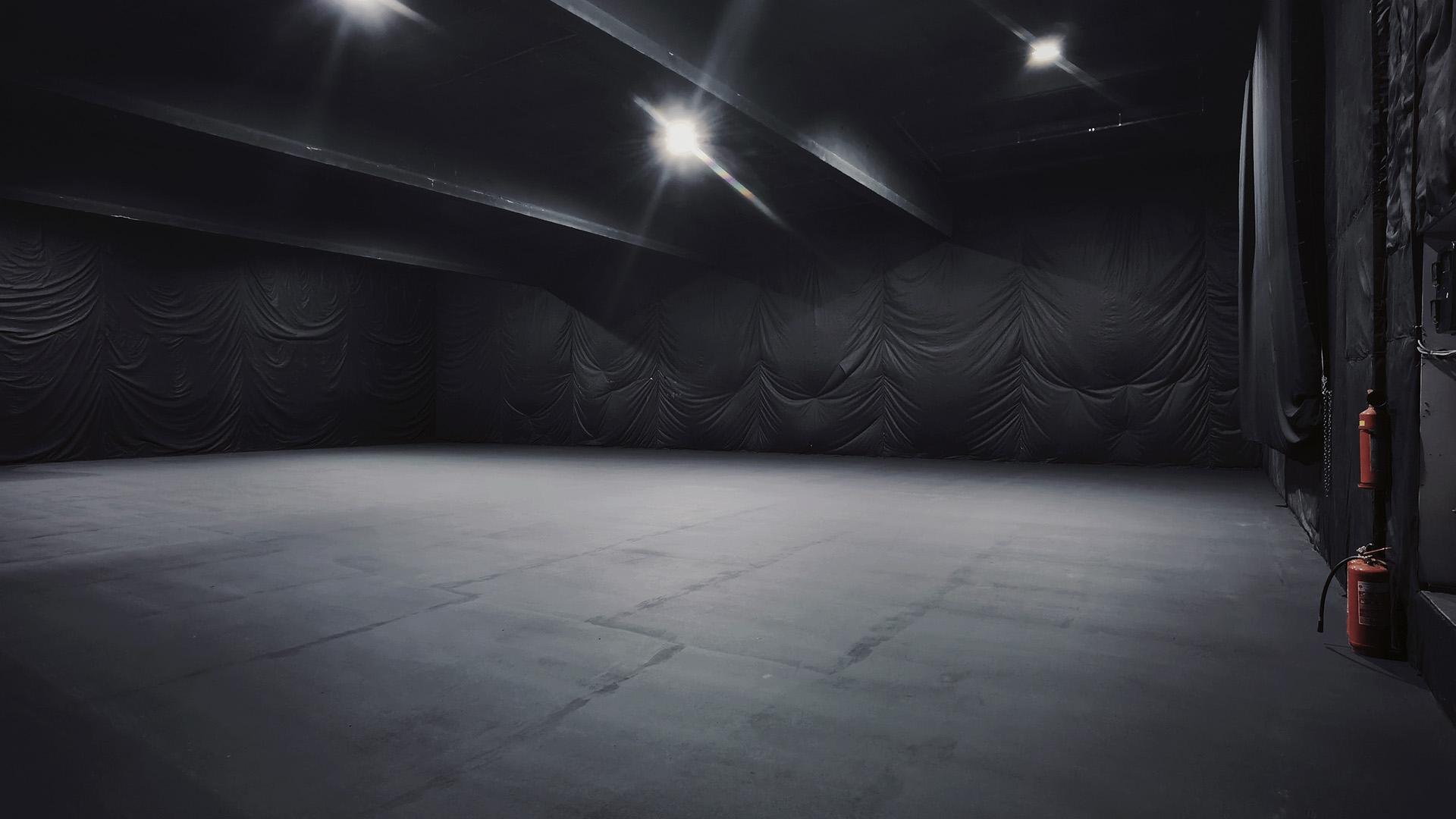 Cъемочный павильон Киеве | Черный павильон Киев | Павильон для съемок | Съемочный павильон Киев аренда | Съемочный павильон с чёрной циклорамой | Черный павильон для съемок | Аренда павильона для съемок | Черный павильон Киев | Аренда павильона для съемок