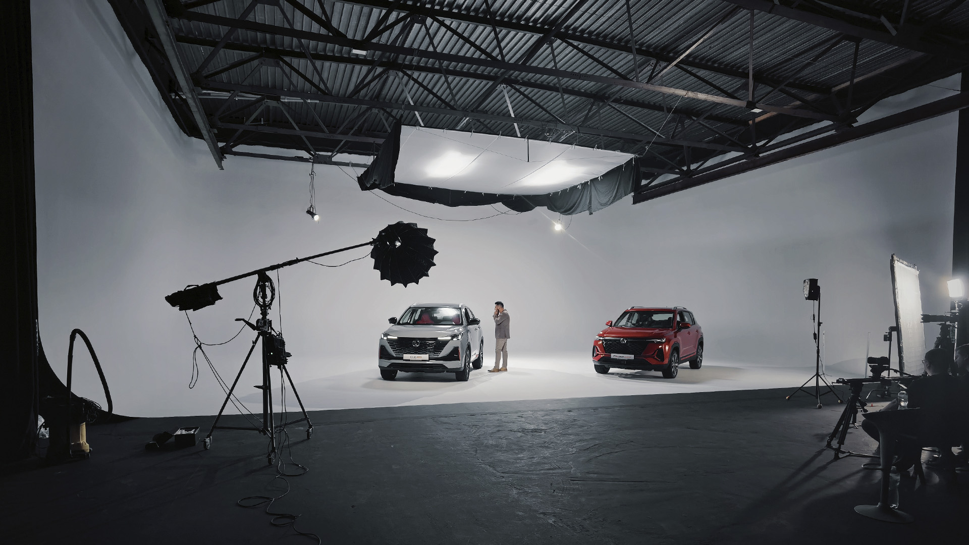 Процес зйомки в білому павільйоні: контроль відблисків на глянцевій решітці радіатора