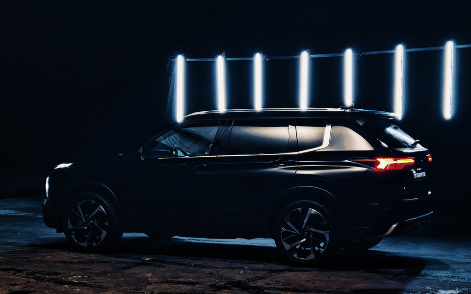 Mitsubishi Outlander PHEV 2023 | Чорний павільйон зйомка авто | Чорний павільйон для зйомка автомобілів Київ | Оренда чорного павільйону Київ | Оренда знімального павільйону для авто | Великий чорний павільйон Київ | Знімальний павільйон