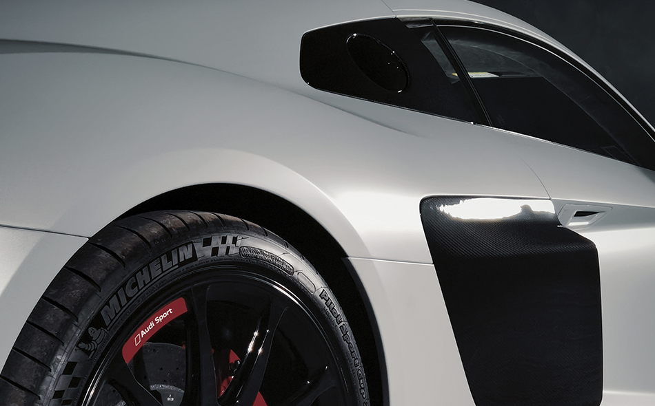 Фронтальний план Audi R8 з логотипом South Art: кінематографічне світло для авто-відео