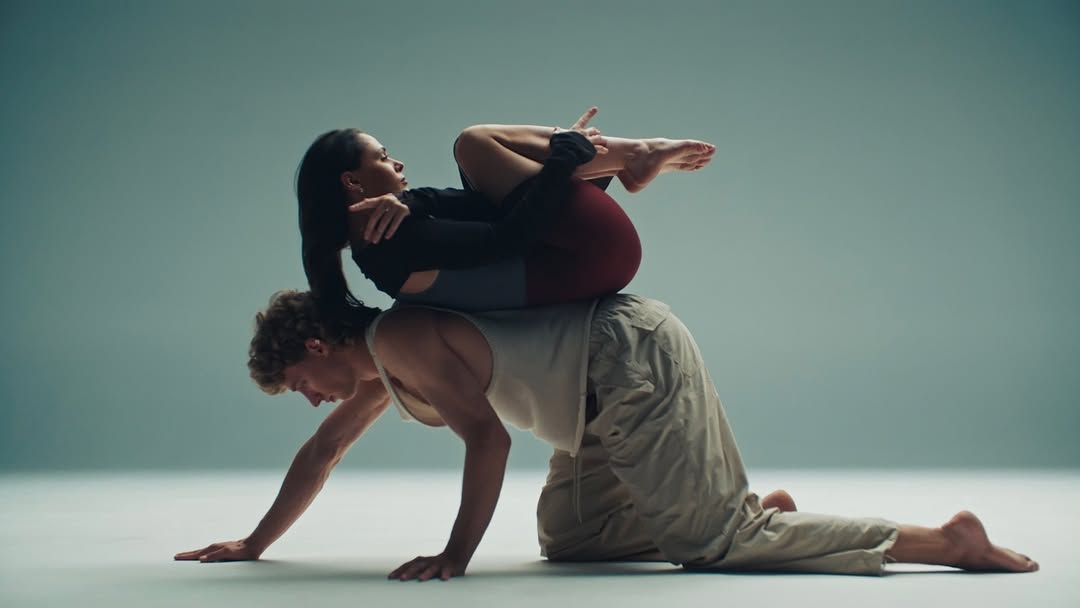 оренда студії з білою циклорамою | SOVA x The HARDKISS на великій білій циклорамі