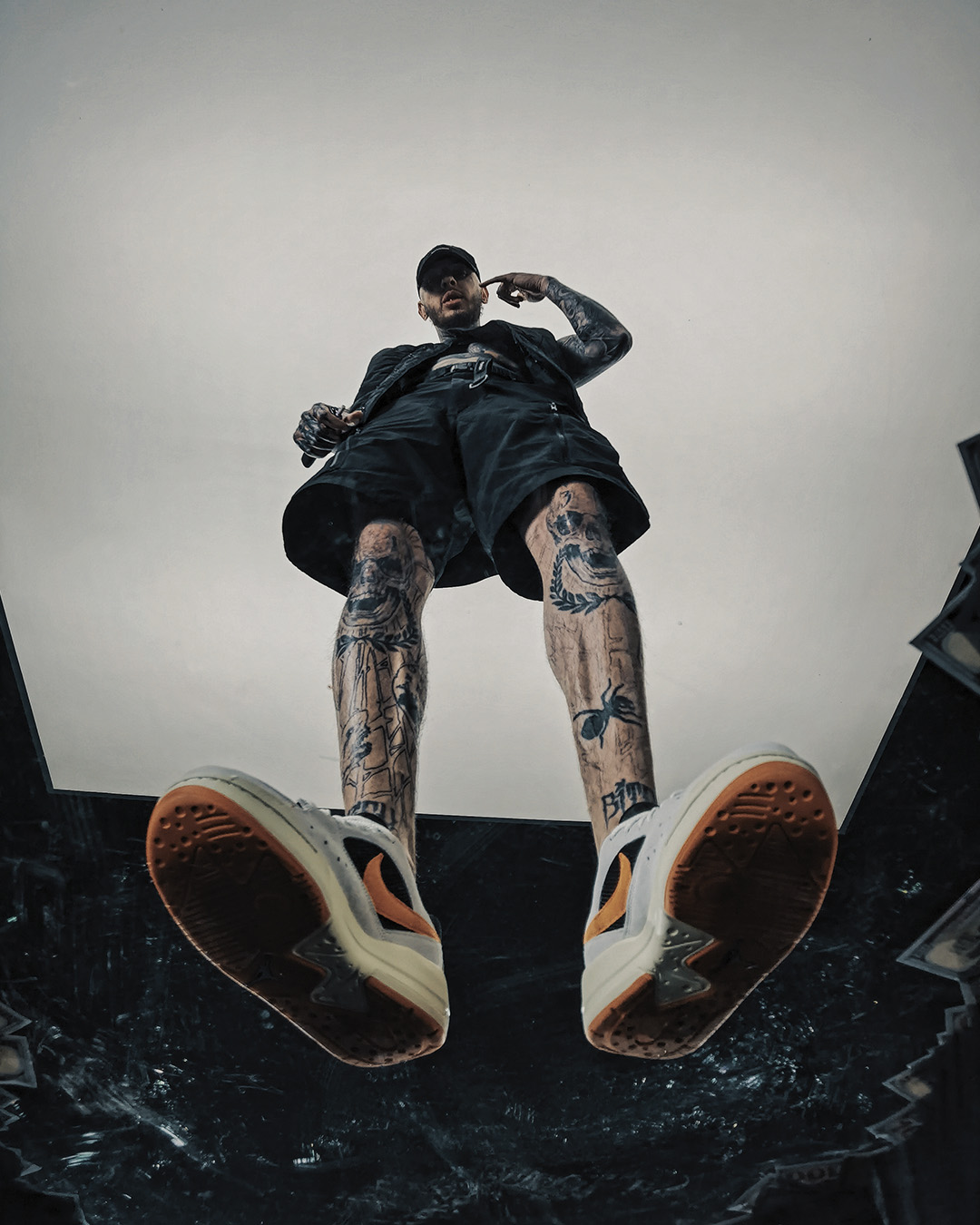 Приклад ракурсу Bottom-Up у стилі кампейнів Nike (Low angle sneakers shot) Plexiglass platform