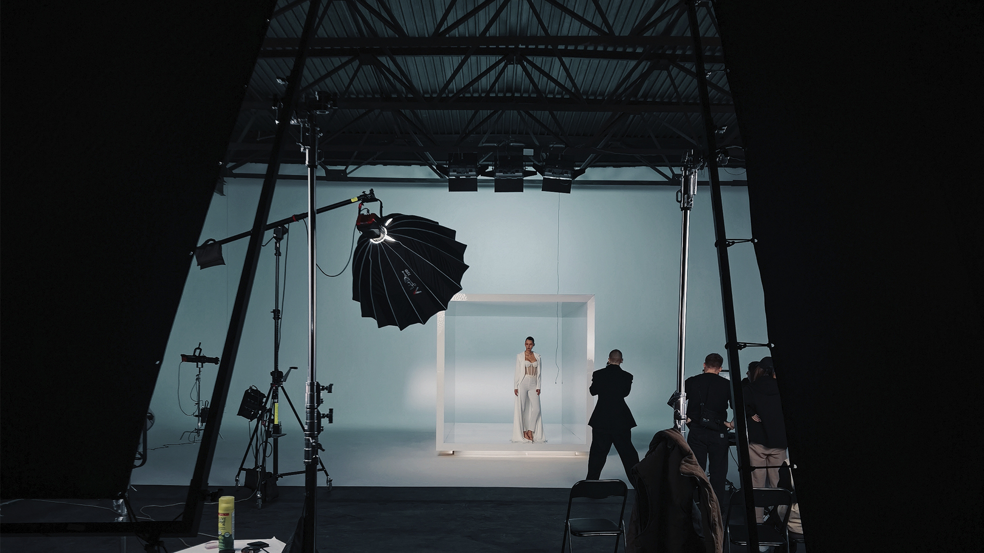 Процес fashion-зйомки на білій циклорамі в SP Studio