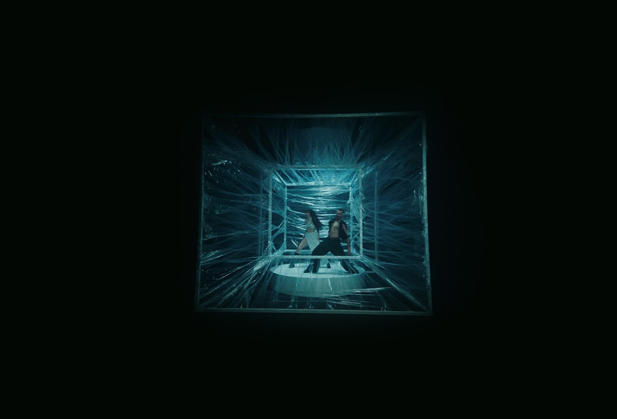 Локація для зйомок кліпів з високими стелями та чорним фоном