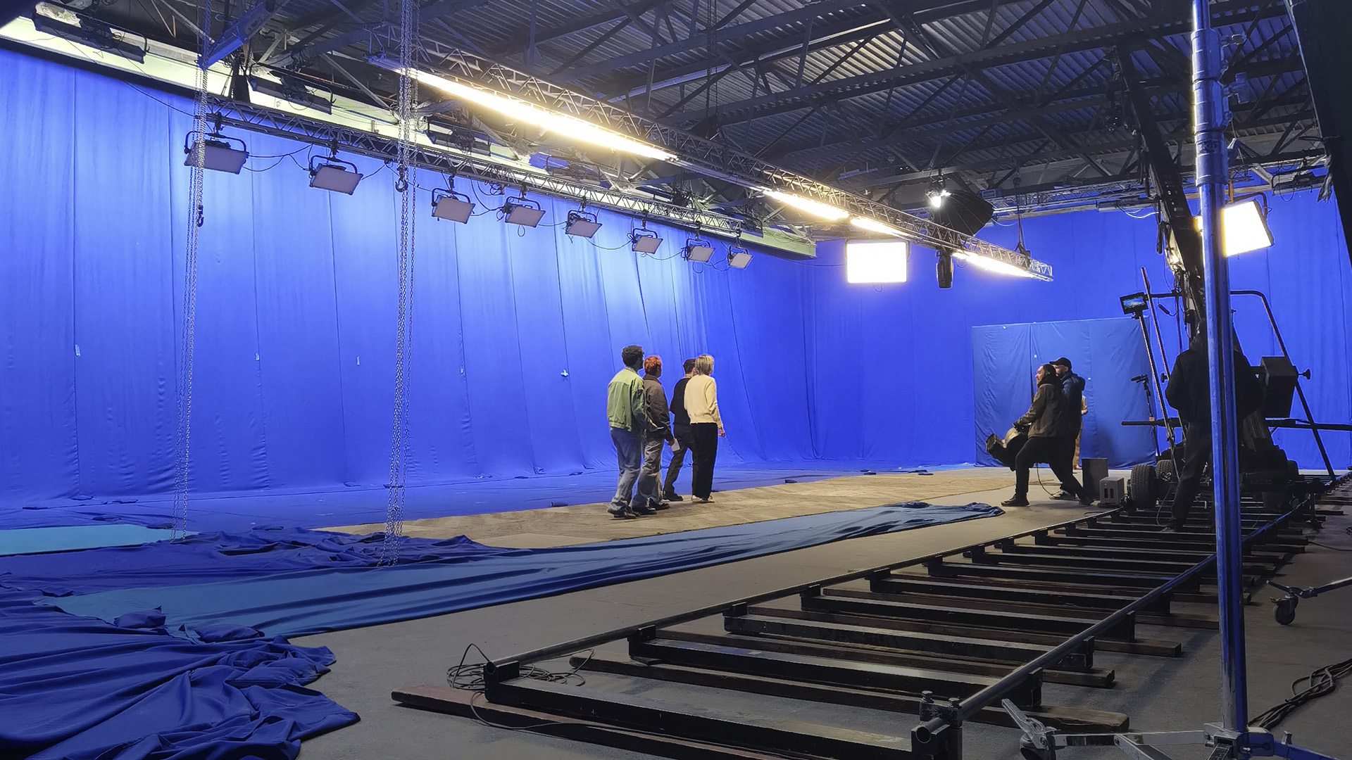 green screen studio Kyiv | blue screen rental Ukraine | chroma key stage Kyiv | 360° green screen studio | Великий хромакей Київ | Оренда хромкей Київ | chroma key studio rental | Большой хромакей Аренда Киев