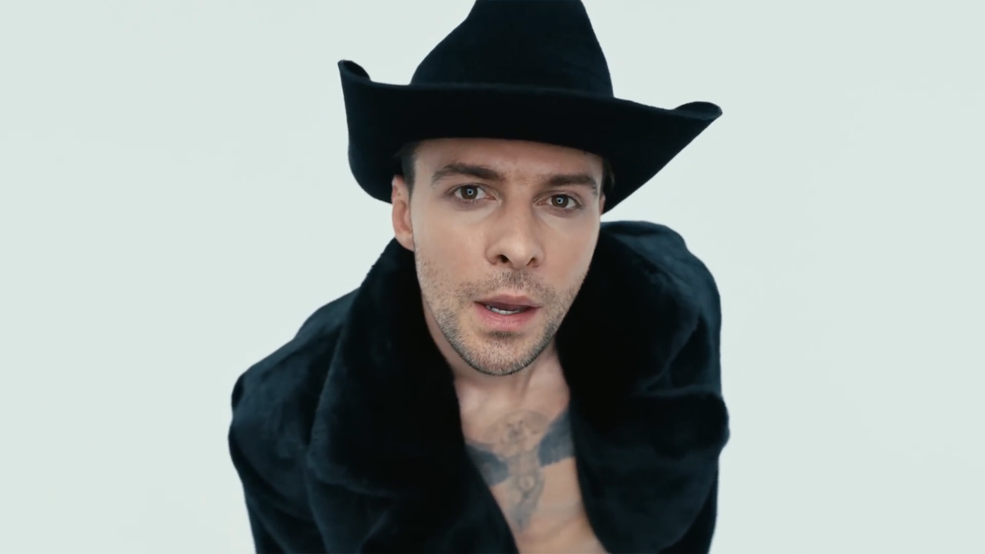 Max-Barskih-у-новому-кліпі-Someone-New-режисер-Алан-Бадоєв-зйомка-в-студії-на-білій-циклорамі-