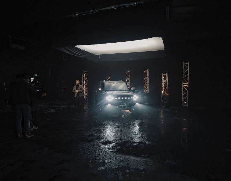 Блогер-Сергій-Цибульський-ютуб-шоу-зйомки-в-студії-нового-автомобіля-від-JETOUR-Україна