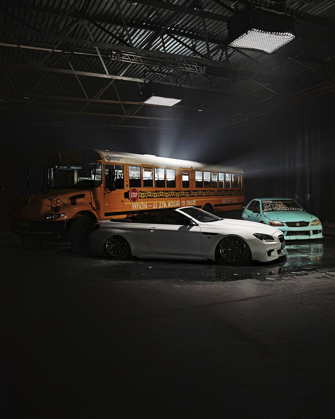 Зйомка-кліпу-шкільний-автобус-BMW-6-кабріолет-F12-Lexus-IS200-студія-для-фото-зйомки-авто-в-кадрі-оренда-локації-для-відео-зйомки-автомобіля