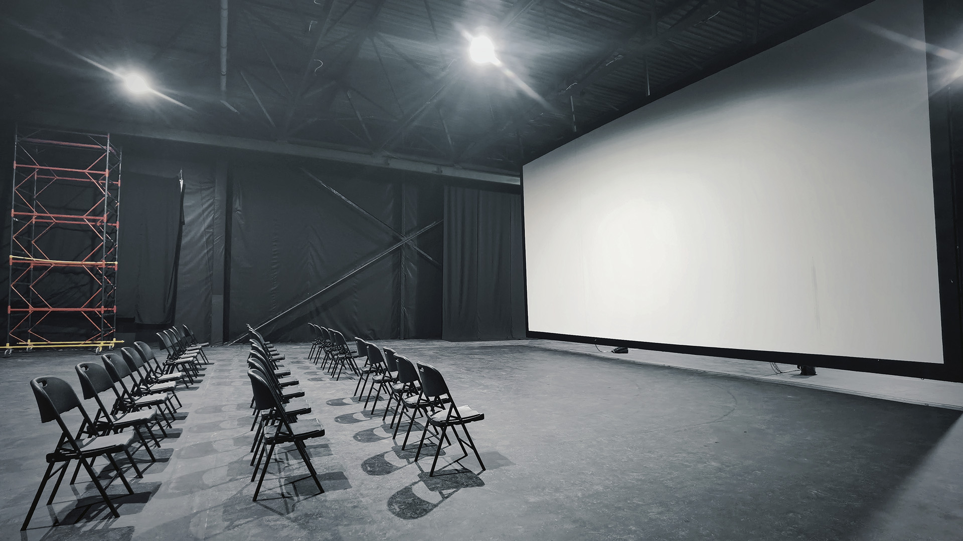 КІНОЕКРАН АБО ПЛАТФОРМА ДЛЯ ПРЕМ'ЄР