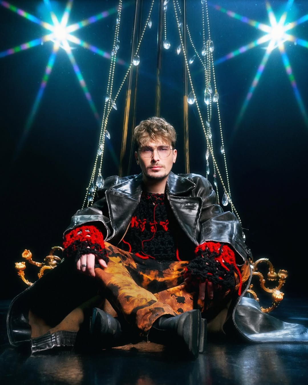 POSITIFF на вінтажному автомобілі в оточенні світлових ефектів у павільйоні STAGE 3 Darkness