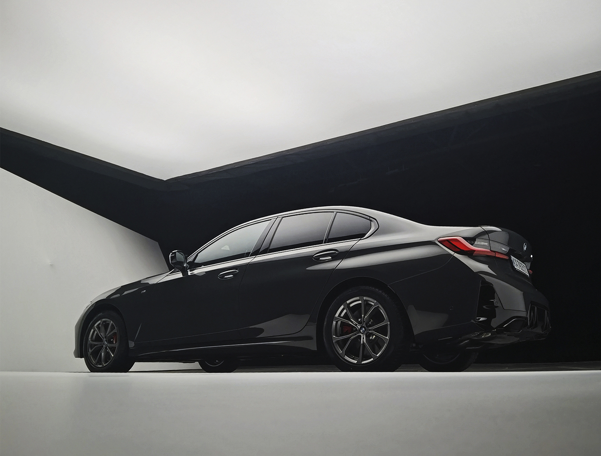 СофтБокс-для-зйомки-автомобіля-в-студії-BMW-M340i-студійна-фотозйомка-автомобіля-велика-чорна-студія-для-зйомки