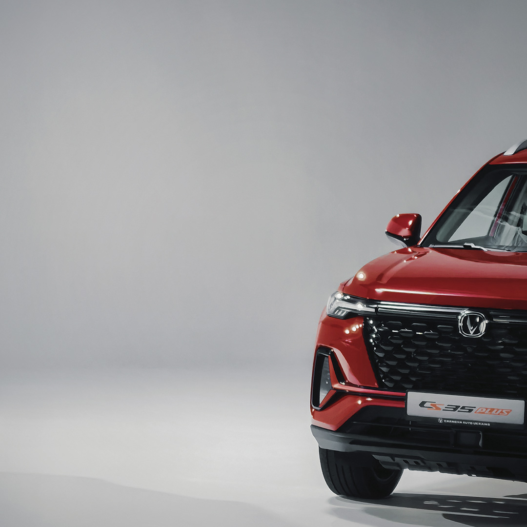 Детальна автомобільна зйомка передньої частини Changan CS55 Plus