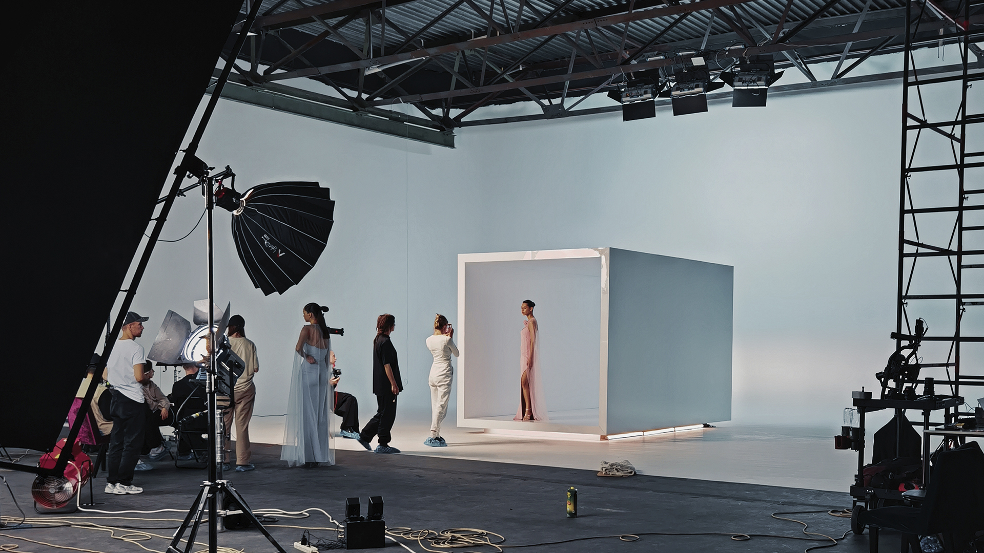 Глянцевий білий куб — центральна декорація для зйомки Crystal Wedding Store