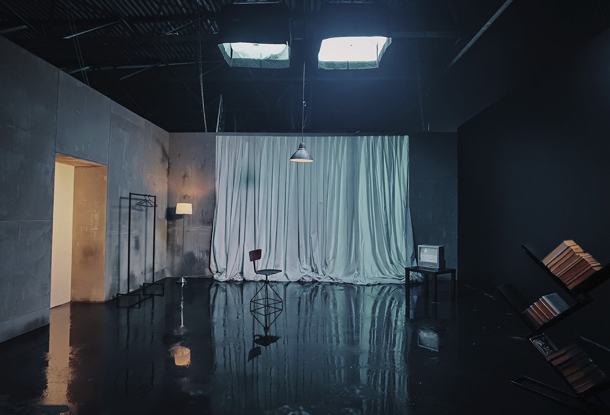 Декорації для зйомок в чорній студії | оренда студії для зйомок в Києві | чорна циклорама для зйомок SP Studio