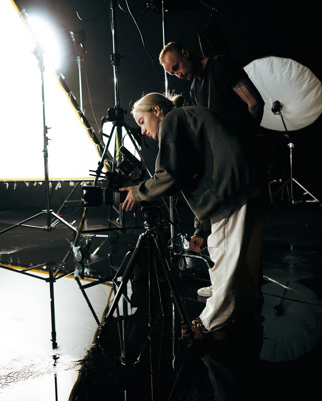 Бекстейдж-зйомки-кліп-НЕ-СВЯТІ-Тіна-Кароль-поєднання-води-та-полум'я-студія-з-водою-студія-для-кліпів-з-дощем-та-вогнем-зйомка-зі-штучним-дощем-Київ
