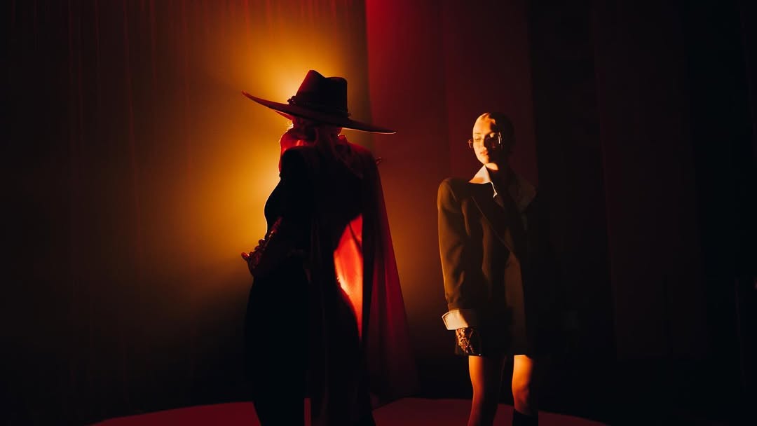 Клавдія Петрівна та Маша Кондратенко зйомка кліпу в чорній студії з декорацуіями