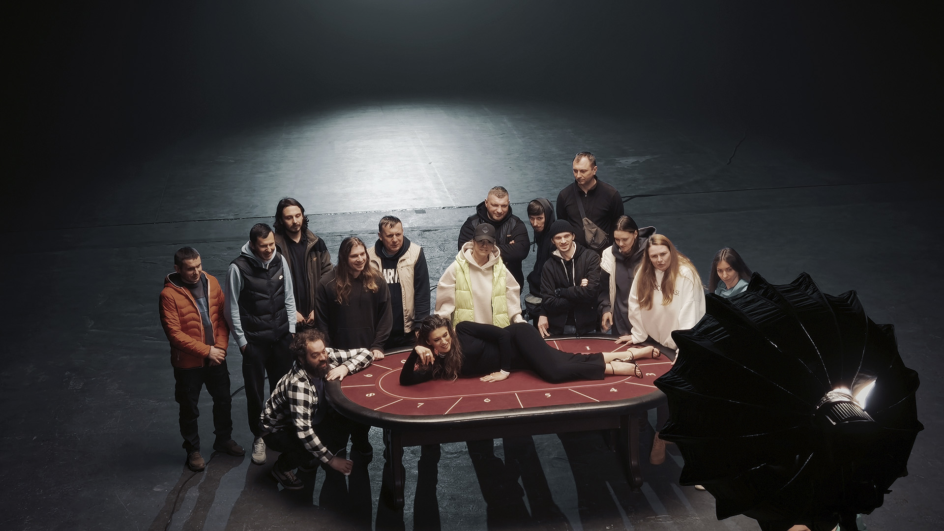 Масштабна світлова схема для музичного кліпу у чорній студії Київ