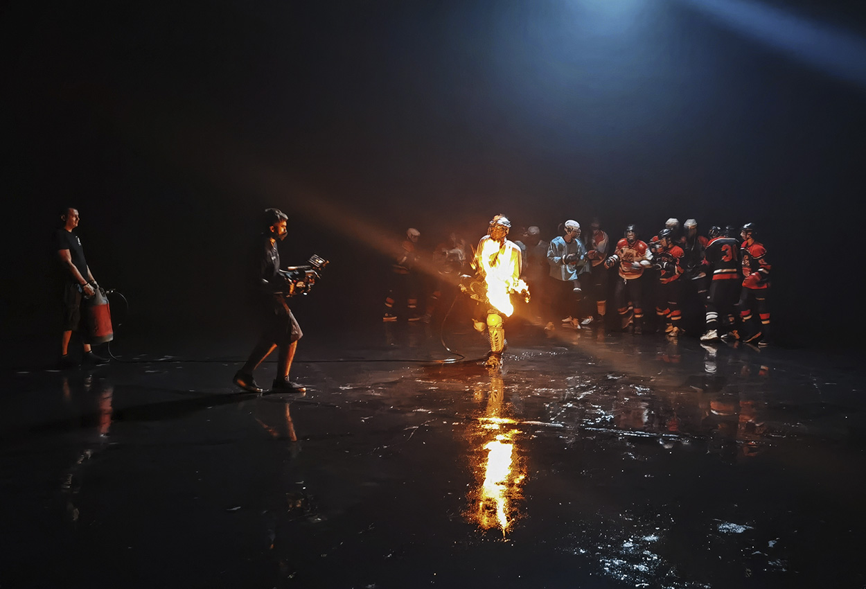 студія-для-зйомок-з-водою-та-вогнем-мокра-підлога-в-студії-Tornado-SFX-вогонь-чорний-павільйон-для-зйомок