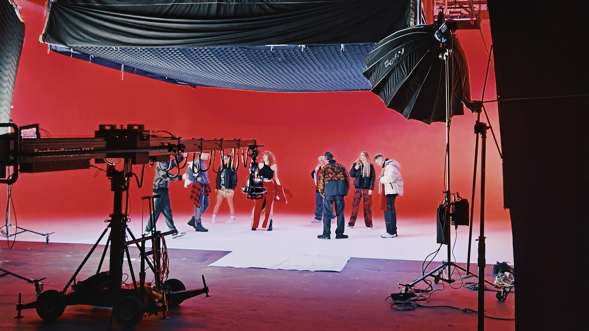 Танцюристи виконують хореографію у чистому білому просторі