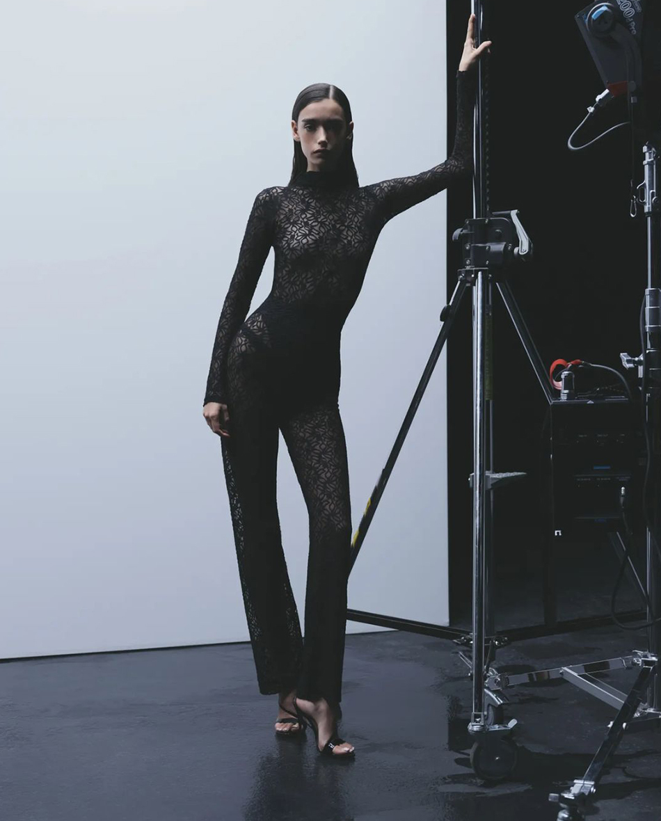 Fashion зйомка бренду Queenfluence: мотоцикл у знімальному павільйоні Київ